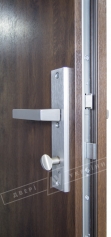 Двери входные уличные серии "GRAND HOUSE 73 mm" / Модель №4 / цвет: Тёмный орех / Защитная ручка на планке