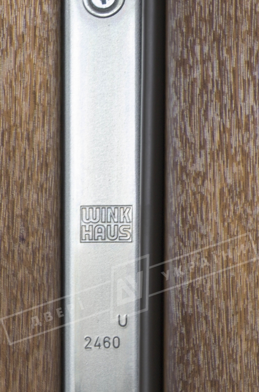 Двери входные уличные серии "GRAND HOUSE 73 mm" / Модель №4 / цвет: Тёмный орех / Защитная ручка на планке
