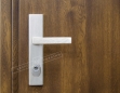 Двери входные уличные серии "GRAND HOUSE 73 mm" / Модель №2 / цвет: Тёмный орех / Защитная ручка на планке